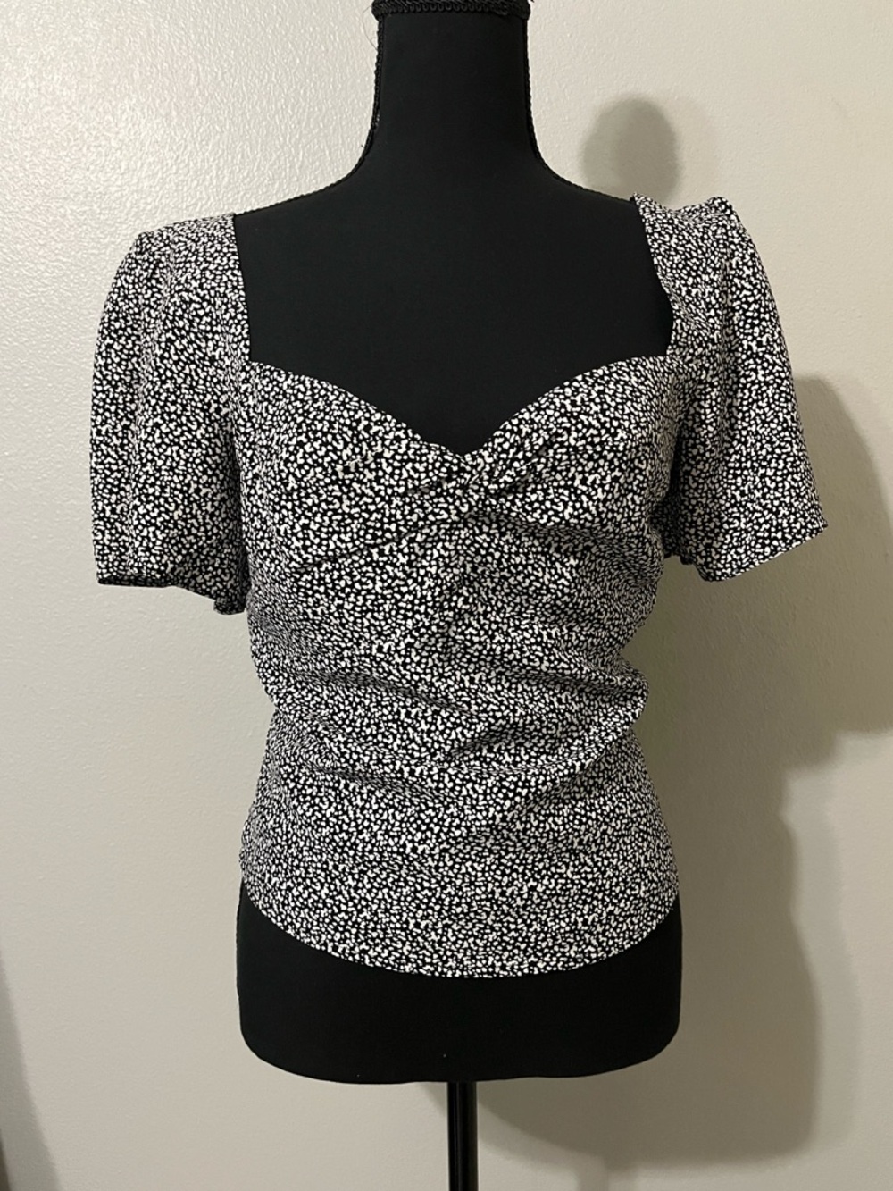 A&F flutter sleeve blouse. Size M. Pre-Owned Condition-Very Good.